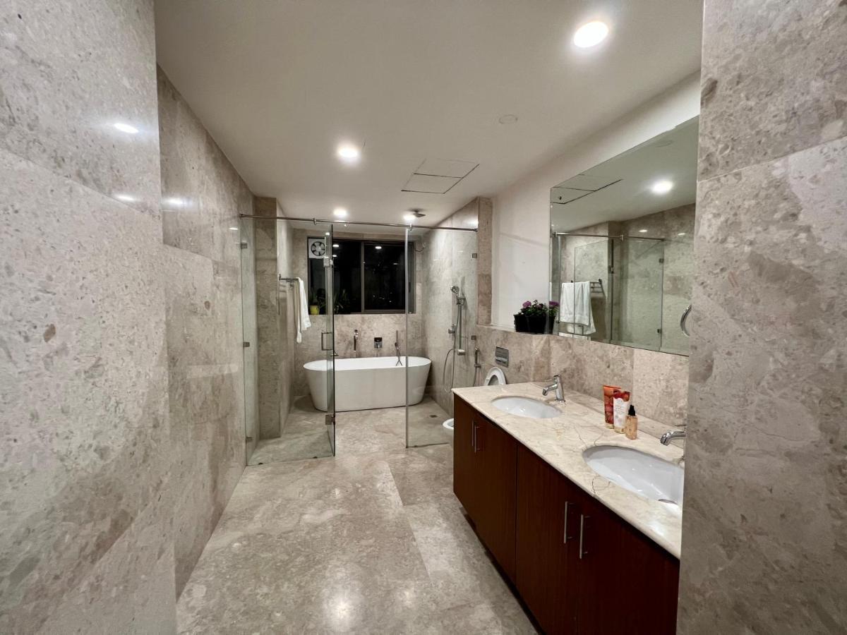 Luxury Master Bedroom With Bathtub N Private Entry 古尔冈 外观 照片