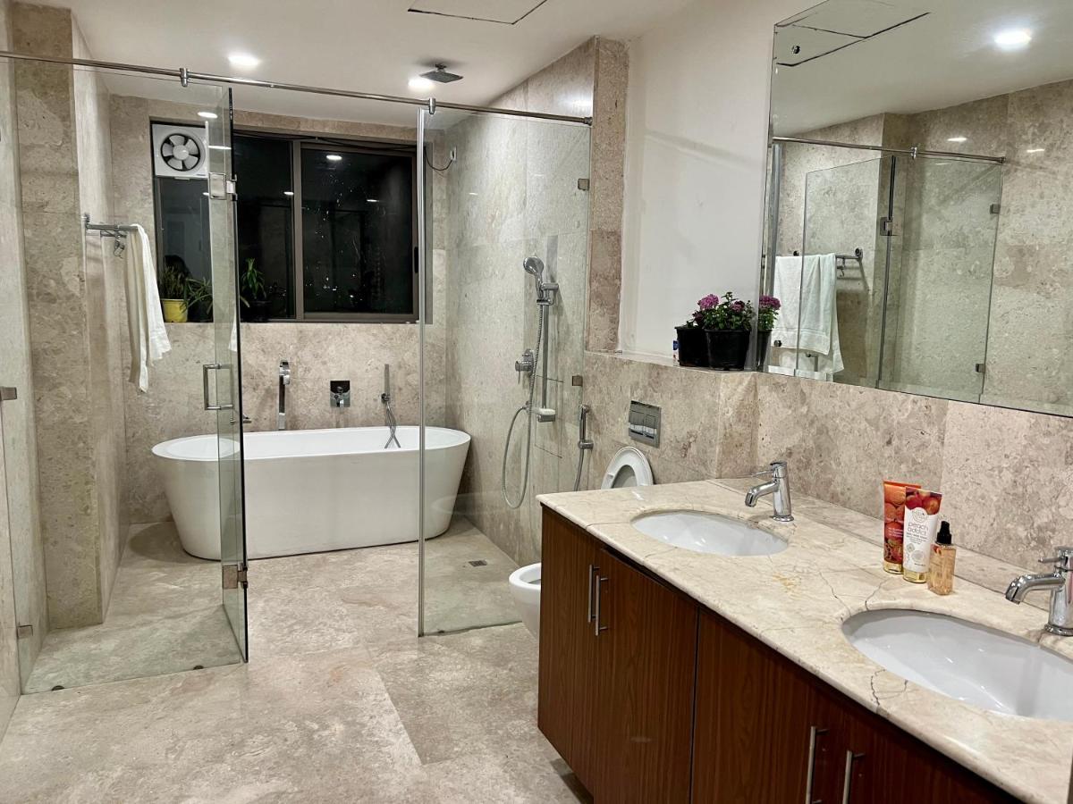 Luxury Master Bedroom With Bathtub N Private Entry 古尔冈 外观 照片